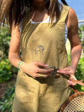 Load image into Gallery viewer, the pebblestone laid back apron