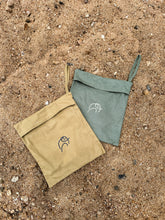 Load image into Gallery viewer, the pebblestone laid back apron